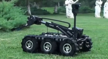 Ακρίβεια που επεξεργάζεται το ρομπότ εξουδετέρωσης βόμβας με το μαύρο χρώμα δυνατότητας φόρτωσης 140kg στη μηχανή